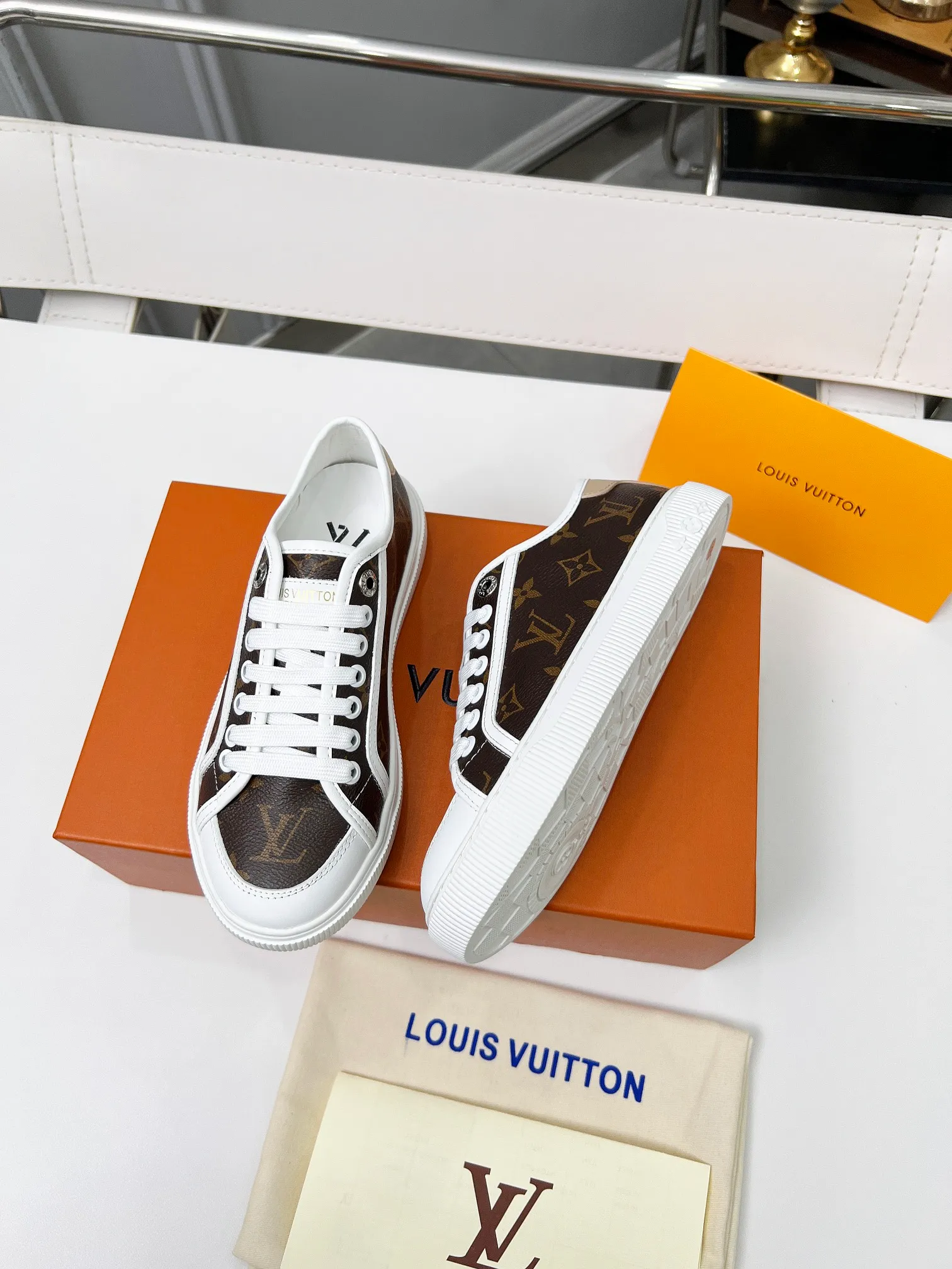 👟👟Ex-factory price 440👟👟 New arrival🆕 The hottest early spring model is coming. LV Lagoon sneakers are made of Monogram denim, injecting a retro flavor into the classic design. Leather trimmings pop out with the Louis Vuitton logo, while stenciled eyelets, trim and laces add to the refined details, and a rubber outsole embellished with Monogram flowers completes the look. Code number: 35~41, multiple colors available! Oil edges + TPU outsole + drawer box packaging